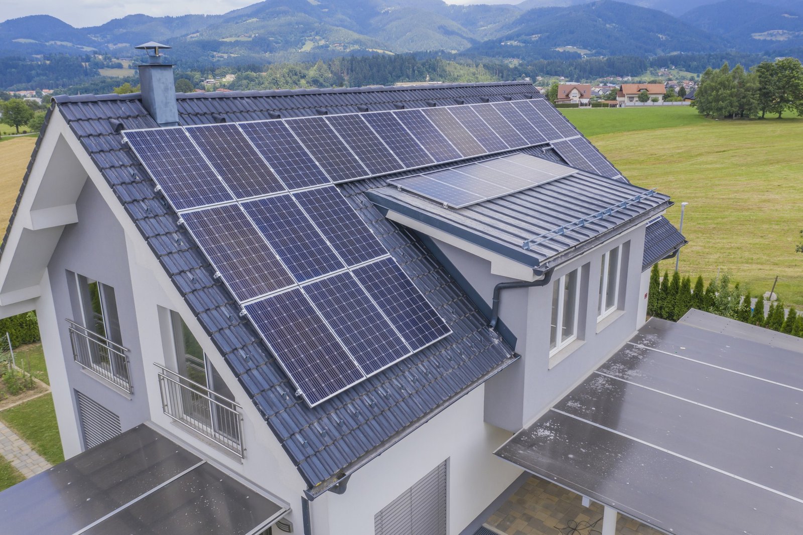 Panneaux solaires photovoltaïques installés sur le toit d’une maison