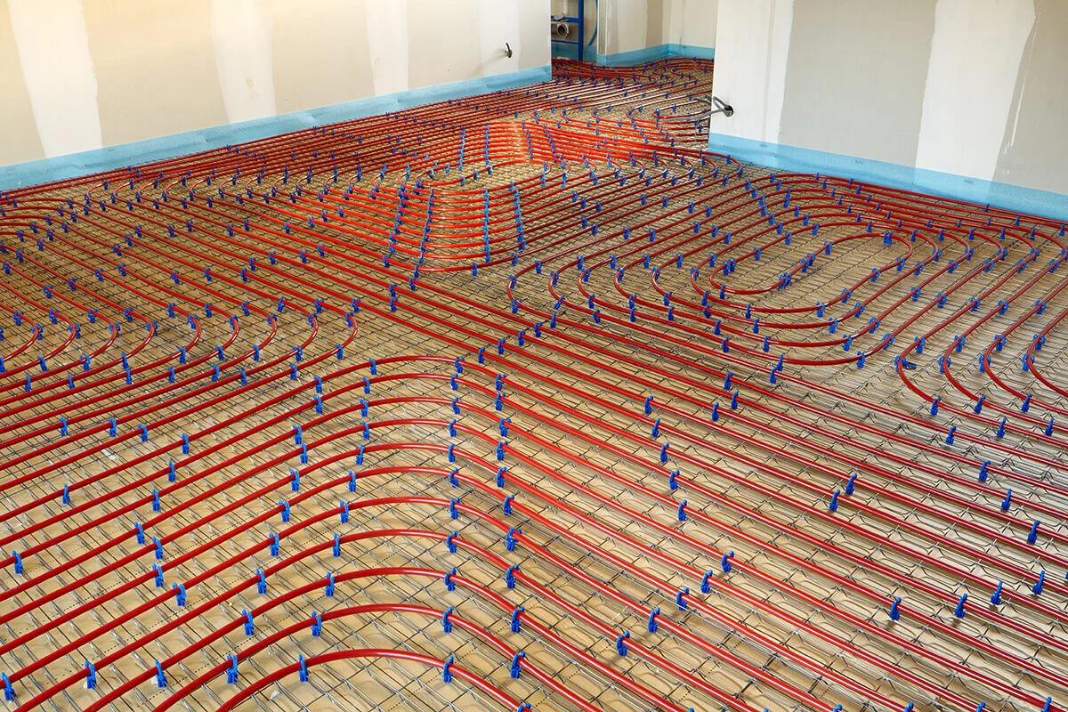 Plancher chauffant basse température avec réseaux de tuyaux installés dans un logement